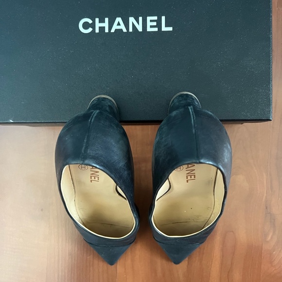 Chanel Point Toe Pumps - Picture 2 of 6